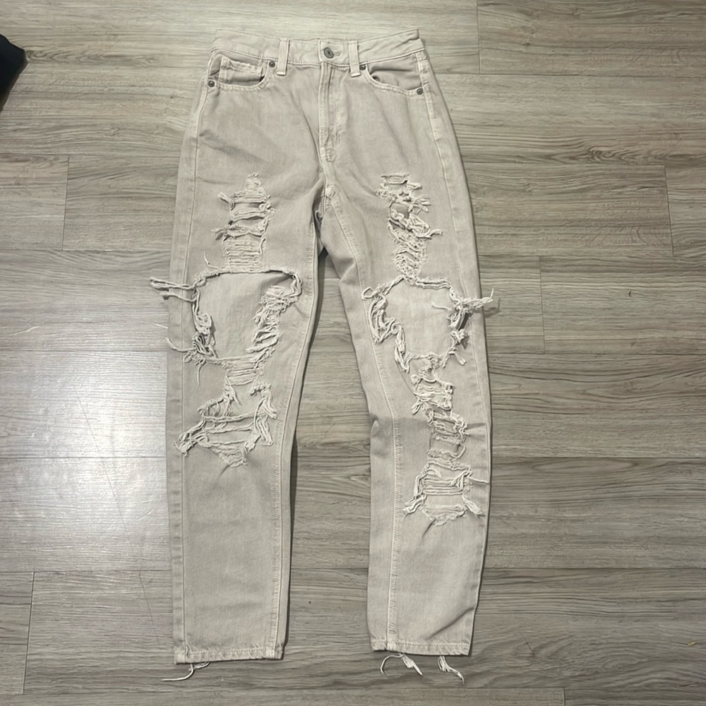 Light grey American Eagle ripped mom jeans size 0